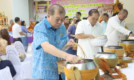 วันที่ 18 ตุลาคม 2568 เวลา 07.00 น. นายโกมุท ทีฆธนานนท์  นายกเทศมนตรีนครสกลนคร เป็นประธานในพิธี เจริญพระพุทธมนต์ทำบุญตักบาตรกฐินสามัคคี เทศบาลนครสกลนคร ประจำปี 2568 ก่อนตั้งขบวนอัญเชิญองค์กฐินสามัคคีทอดถวาย