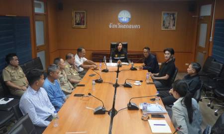 วันที่ 16 มีนาคม 2569 เวลา 15.30 น. นายโกมุท ทีฆธนานนท์ นายกเทศมนตรีนครสกลนคร ร่วมรับฟังการนำเสนอและทดสอบสมรรถนะเรือโดยสารพลังงานไฟฟ้า ซึ่งเตรียมนำมาใช้สำหรับการเดินเรือในพื้นที่หนองหาร เพื่อศึกษาความเป็นไปได้ในการพัฒนาระบบคมนาคมทางน้ำ และส่งเสริมการท่องเ